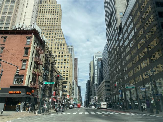 Trong ảnh: Cảnh vắng vẻ tại một tuyến phố ở New York, Mỹ khi lệnh phong tỏa được áp đặt do dịch COVID-19, ngày 14/4/2020. Ảnh: AFP/TTXVN