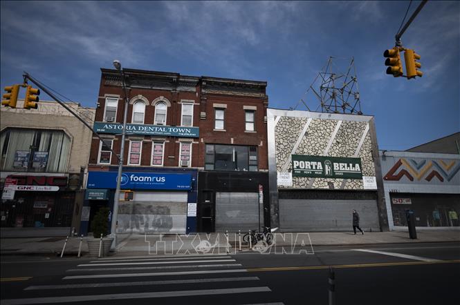Trong ảnh: Các cửa hàng đóng cửa do dịch COVID-19 tại New York, Mỹ ngày 15/4/2020. Ảnh: AFP/TTXVN