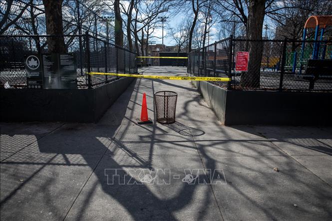 Trong ảnh: Một khu vui chơi đóng cửa theo quyết định phong tỏa do dịch COVID-19 tại New York, Mỹ ngày 2/4/2020. Ảnh: THX/TTXVN