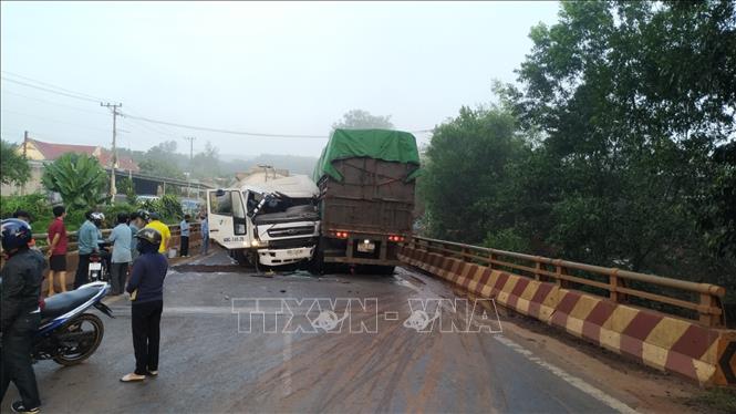 Trong ảnh: Hiện trường vụ tai nạn. Ảnh: Đậu Tất Thành – TTXVN
