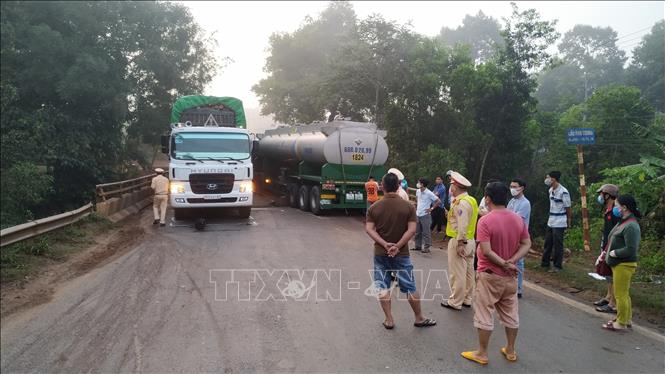 Trong ảnh: Hiện trường vụ tai nạn. Ảnh: Đậu Tất Thành – TTXVN
