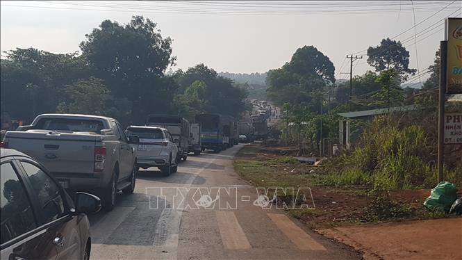 Trong ảnh: Hàng trăm phương tiện kẹt kéo dài nhiều giờ liền trên quốc lộ 14. Ảnh: Đậu Tất Thành – TTXVN
