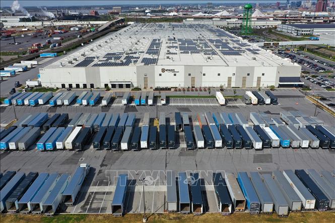 Trong ảnh: Trung tâm đóng gói hàng vận chuyển BWI2 của Công ty thương mại điện tử Amazon ở Baltimore, Maryland (Mỹ) ngày 14/4/2020. Thông báo của Chính phủ Mỹ ngày 16/4 cho thấy, kể từ khi dịch COVID-19 bùng phát giữa tháng 3 đến nay, 5,2 triệu người Mỹ đã thất nghiệp. Ảnh: AFP/TTXVN
