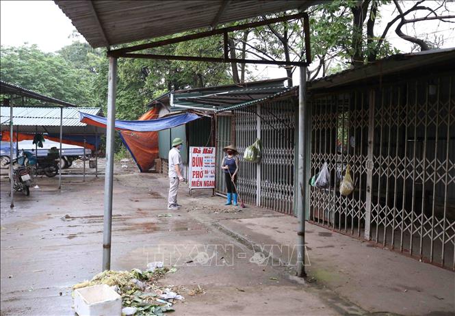 Trong ảnh: Khu vực kinh doanh không phải mặt hàng thiết yếu tại chợ đầu mối Minh Khai thực hiện đóng cửa theo chỉ thị số 16/CT-TTg. Ảnh: Vũ Sinh - TTXVN