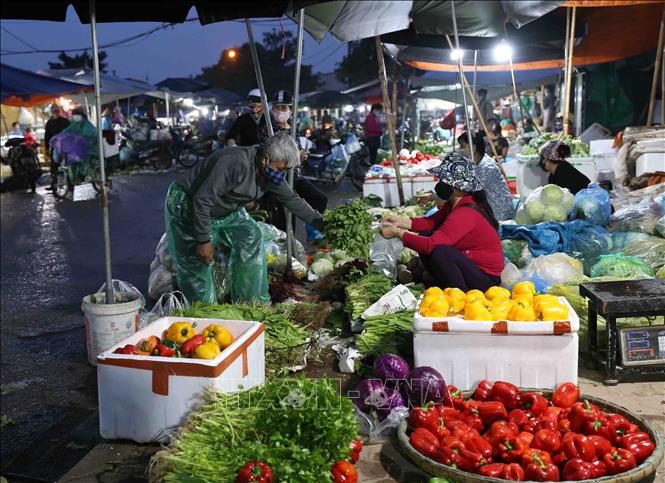 Trong ảnh: Tiểu thương kinh doanh ở chợ chấp hành tốt chỉ thị số 16/CT-TTg, ngày 31/3/2020 của Thủ tướng Chính phủ. Ảnh: Vũ Sinh - TTXVN