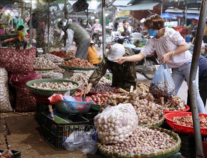 Trong ảnh: Tiểu thương kinh doanh và người dân đến mua sắm trong chợ đầu mối Minh Khai chấp hành tốt chỉ thị số 16/CT-TTg, ngày 31/3/2020 của Thủ tướng Chính phủ. Ảnh: Vũ Sinh - TTXVN