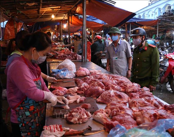 Trong ảnh: Lực lượng chức năng của phường Minh Khai tổ chức tuyên truyền nhắc nhở các tiểu thương và người dân đến mua sắm tại chợ đầu mối Minh Khai chấp hành tốt  chỉ thị số 16/CT-TTg, ngày 31/3/2020 của Thủ tướng Chính phủ. Ảnh: Vũ Sinh - TTXVN