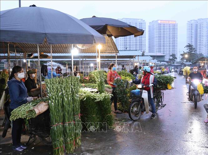 Trong ảnh: Tiểu thương kinh doanh và người dân đến mua sắm trong chợ đầu mối Minh Khai chấp hành tốt chỉ thị số 16/CT-TTg, ngày 31/3/2020 của Thủ tướng Chính phủ. Ảnh: Vũ Sinh - TTXVN