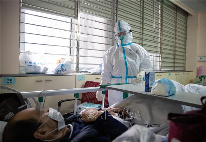 Trong ảnh: Bệnh nhân nhiễm COVID-19 được điều trị tại bệnh viện ở Vũ Hán, tỉnh Hồ Bắc, Trung Quốc, ngày 11/4/2020. Ảnh: THX/TTXVN