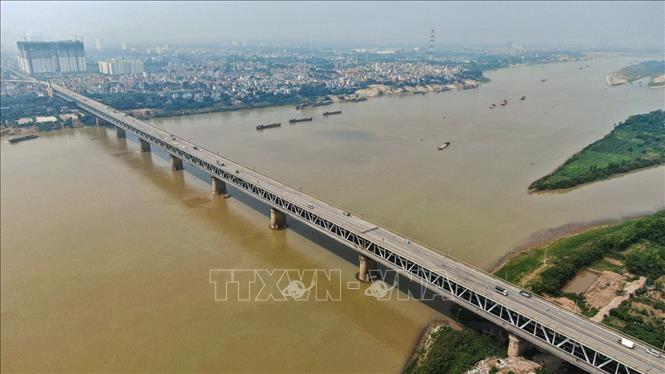 Trong ảnh: Cầu Thăng Long khánh thành vào năm 1985, với 2 tầng đi chung cả đường sắt và đường bộ, mặt cầu đã được thảm lại toàn bộ tầng 2 bằng công nghệ của Mỹ từ năm 2009. Ảnh: Trung Nguyên - TTXVN