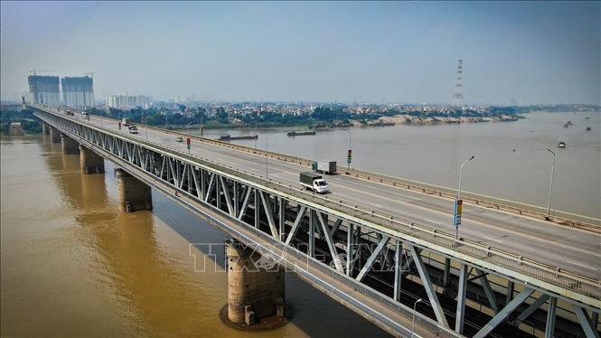 Trong ảnh: Mặt đường cầu Thăng Long đang xuống cấp nghiêm trọng ảnh hưởng đến an toàn giao thông trên tuyến. Ảnh: Trung Nguyên - TTXVN