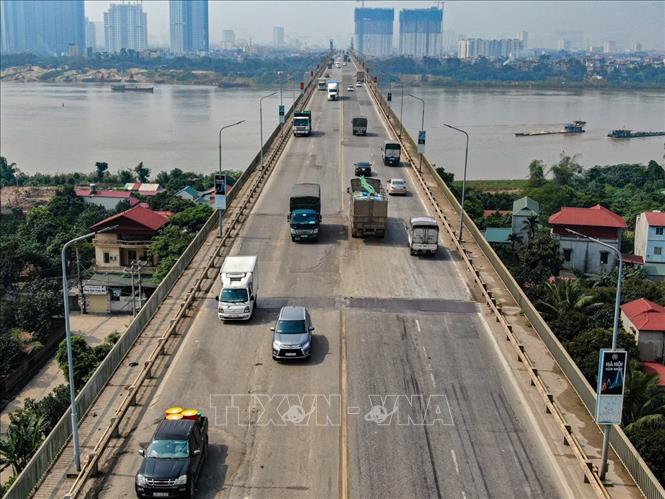 Trong ảnh: Lưu lượng tham gia giao thông qua cầu lớn, nên tình trạng xuống cấp càng diễn ra nhanh chóng. Ảnh: Trung Nguyên - TTXVN