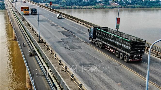 Trong ảnh: Hiện trạng mặt đường cầu Thăng Long đang xuống cấp. Ảnh: Trung Nguyên - TTXVN