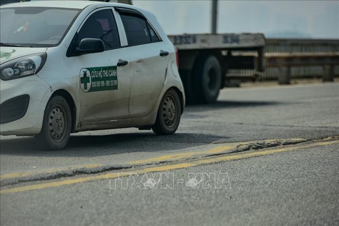 Trong ảnh: Đoạn giữa cầu xuất hiện vệt nứt dài, lâu ngày tạo thành những 
