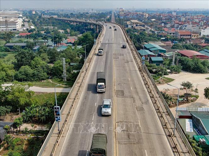 Trong ảnh: Hiện trạng mặt đường cầu Thăng Long đang xuống cấp. Ảnh: Trung Nguyên - TTXVN
  