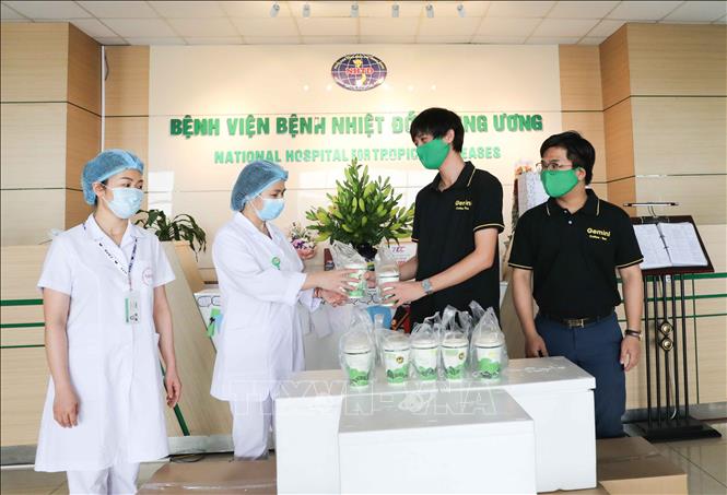 Trong ảnh: Đại diện Công ty Gemini Coffee trao tặng đồ uống cho Bệnh viện Bệnh Nhiệt đới Trung ương cơ sở 2 (Đông Anh, Hà Nội). Ảnh: Thanh Tùng-TTXVN