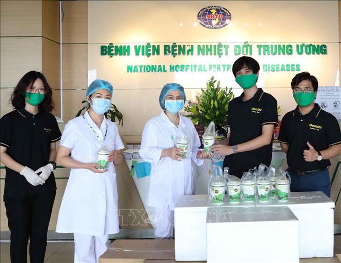 Trong ảnh: Đại diện Công ty Gemini Coffee trao tặng đồ uống cho Bệnh viện Bệnh Nhiệt đới Trung ương cơ sở 2 (Đông Anh, Hà Nội). Ảnh: Thanh Tùng-TTXVN
