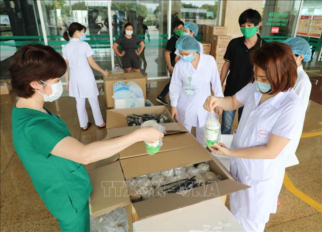 Trong ảnh: Trao tặng đồ uống cho Bệnh viện Bệnh Nhiệt đới Trung ương cơ sở 2 (Đông Anh, Hà Nội). Ảnh: Thanh Tùng-TTXVN