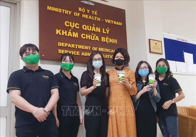 Trong ảnh: Trao tặng đồ uống cho Trung tâm quản lý, điều hành hỗ trợ chuyên môn chẩn đoán, điều trị người bệnh COVID-19 (Cục quản lý Khám chữa bệnh – Bộ Y tế). Ảnh: TTXVN phát
