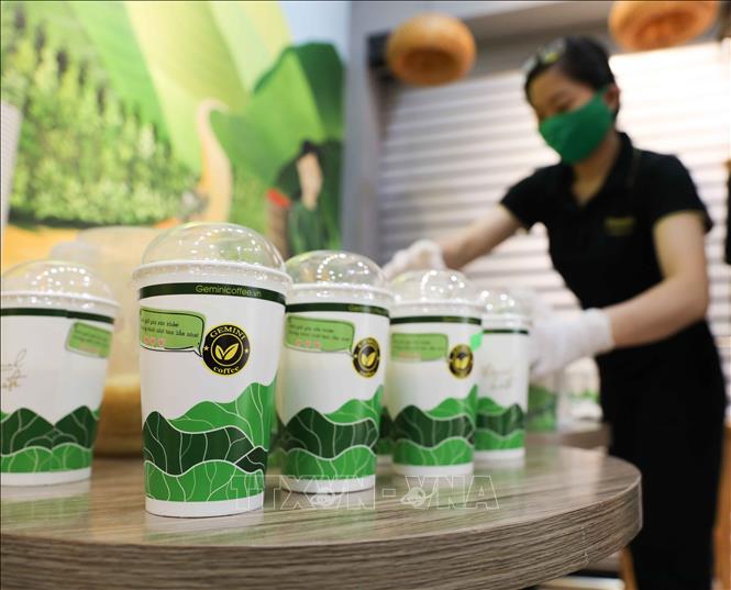 Trong ảnh: Công ty Gemini Coffee dành tặng món quà đồ uống với mong muốn các thầy thuốc luôn mạnh khỏe, vững tin, lạc quan để Việt Nam sớm đẩy lùi dịch COVID-19. Ảnh: Thanh Tùng-TTXVN