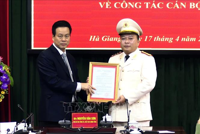 Chủ tịch UBND tỉnh Hà Giang Nguyễn Văn Sơn trao Quyết định của Bộ trưởng Bộ Công an cho Đại tá Phan Huy Ngọc giữ chức Giám đốc Công an tỉnh Hà Giang. Ảnh: TTXVN phát