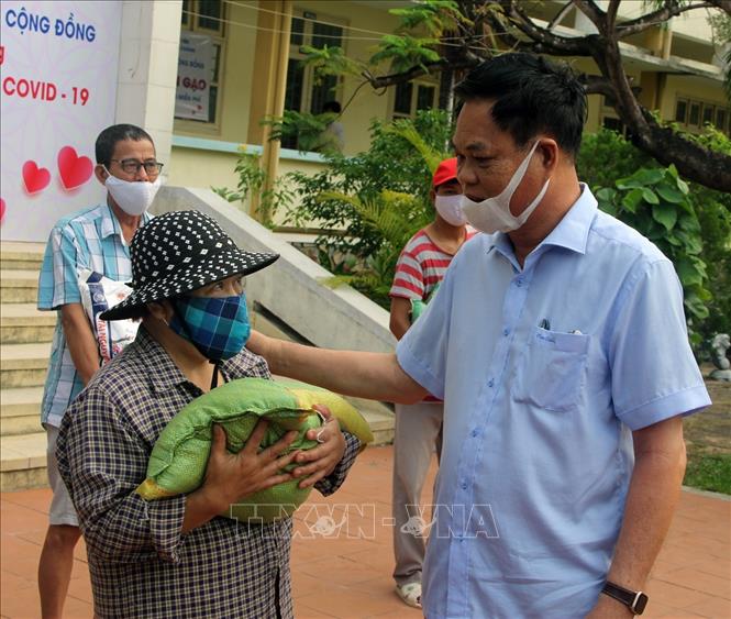 Trong ảnh: Ông Huỳnh Tấn Việt, Bí thư Tỉnh ủy Phú Yên tham gia phát gạo cho người nghèo. Ảnh: Xuân Triệu - TTXVN