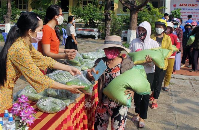 Trong ảnh: Ngoài gạo còn có các phần rau xanh hỗ trợ cho người dân gặp khó khăn. Ảnh: Xuân Triệu - TTXVN