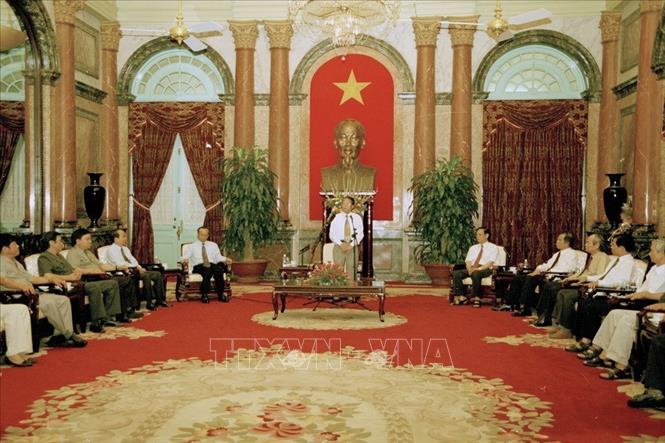 Trong ảnh: Chủ tịch nước Trần Đức Lương phát biểu tại buổi gặp gỡ các đồng chí lãnh đạo Ban Văn hóa-Tư tưởng, Hội Nhà báo Việt Nam và các cơ quan thông tin đại chúng, nhân kỷ niệm 80 năm ngày Báo chí Cách mạng Việt Nam, ngày 20/6/2005, tại Phủ Chủ tịch. Ảnh: Nguyễn Khang - TTXVN
