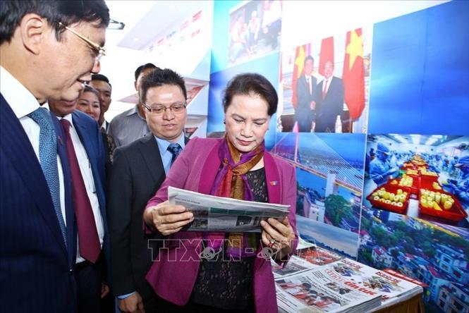 Trong ảnh: Chủ tịch Quốc hội Nguyễn Thị Kim Ngân thăm gian trưng bầy các ấn phẩm của Thông tấn xã Việt Nam tại Hội báo toàn quốc năm 2018, chiều 16/3/2018 (Hà Nội). Ảnh: Minh Quyết – TTXVN