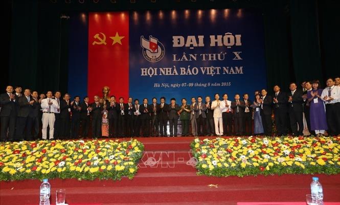 Trong ảnh: Ban Chấp hành Hội Nhà báo Việt Nam khoá X ra mắt Đại hội. Ảnh: Trí Dũng– TTXVN