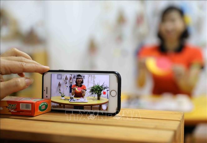 Trong ảnh: Giáo viên trường Mầm non Tràng An, quận Thanh Xuân (Hà Nội) thực hiện ghi hình bài giảng về tạo hình cho trẻ.  Ảnh: Thanh Tùng - TTXVN 