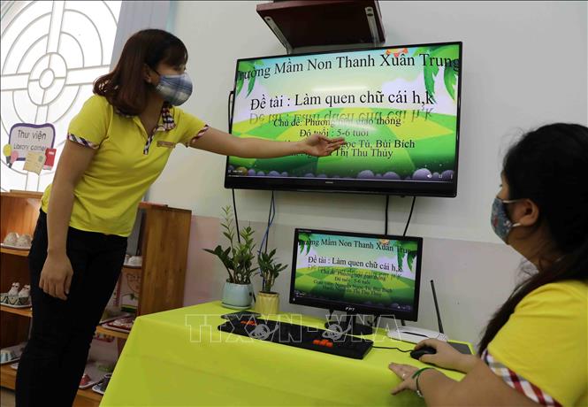 Trong ảnh: Các bài giảng giúp học sinh mầm non được học những kiến thức phù hợp lứa tuổi, tạo điều kiện cho phụ huynh ở nhà tự rèn, tự dạy học cho các con trong thời gian nghỉ dài. Ảnh: Thanh Tùng - TTXVN