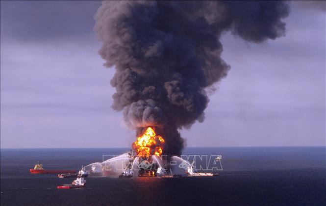 Trong ảnh (tư liệu): Khói lửa bốc lên tại hiện trường vụ nổ giàn khoan Deepwater Horizon, ngày 22/4/2010. Ảnh: AFP/ TTXVN