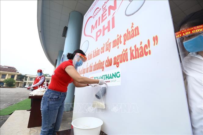 Photo: A newly-installed rice ATM in Gia Lam district, Hanoi. VNA Photo: Minh Quyết