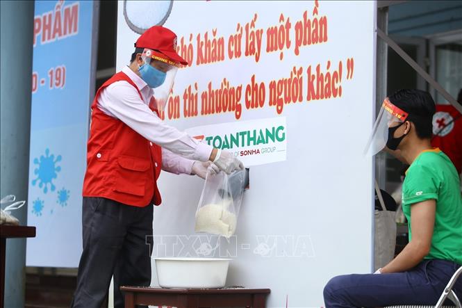 Photo: A newly-installed rice ATM in Gia Lam district, Hanoi. VNA Photo: Minh Quyết