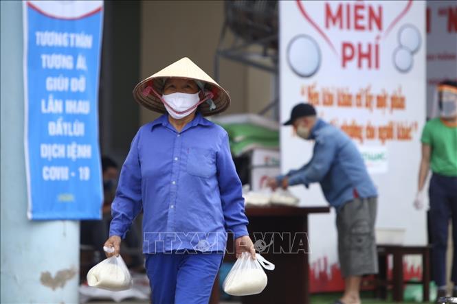 Photo: A newly-installed rice ATM in Gia Lam district, Hanoi. VNA Photo: Minh Quyết