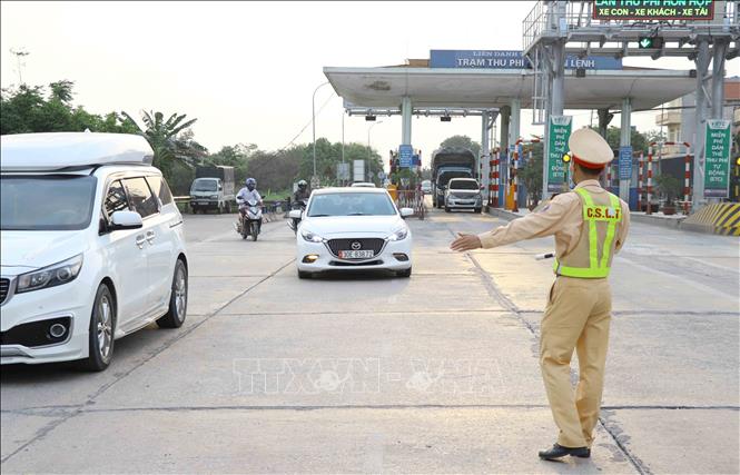 Trong ảnh: Công an giao thông hướng dẫn người dân vào khu vực khai báo y tế. Ảnh: Đinh Tuấn - TTXVN