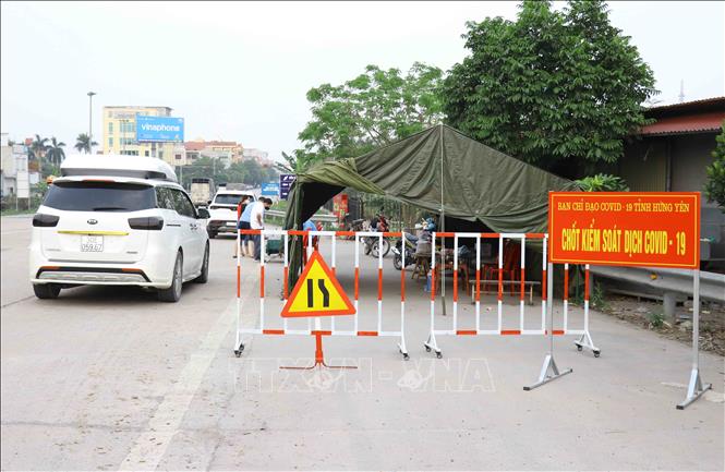 Trong ảnh: Chốt kiếm soát dịch COVID-19 tại cầu Yên Lệnh. Ảnh: Đinh Tuấn - TTXVN