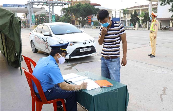 Trong ảnh: Người dân khai báo y tế với lực lượng chức năng. Ảnh: Đinh Tuấn - TTXVN