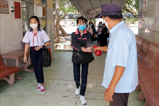 Trong ảnh: Học sinh Trường THCS Võ Thị Sáu rửa tay khử khuẩn để phòng, chống dịch dịch COVID-19. Ảnh: Kim Há - TTXVN