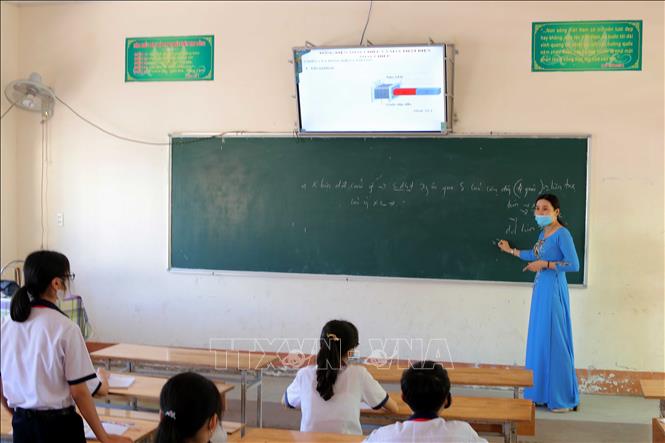 Trong ảnh: Tiết học môn Vật lý của học sinh khối lớp 9 Trường THCS Võ Thị Sáu (phường 6, thành phố Cà Mau, tỉnh Cà Mau) được nhà trường bố trí giãn cách để phòng, chống dịch COVID-19. Ảnh: Kim Há - TTXVN
