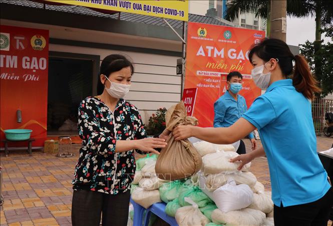 Trong ảnh: Công nhân nhận gạo miễn phí tại khu công nghiệp Quế Võ, tỉnh Bắc Ninh. Ảnh: Thái Hùng – TTXVN