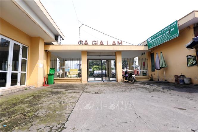 Trong ảnh: Cửa ra ga Gia Lâm những ngày giãn cách xã hội. Ảnh: Anh Tuấn – TTXVN