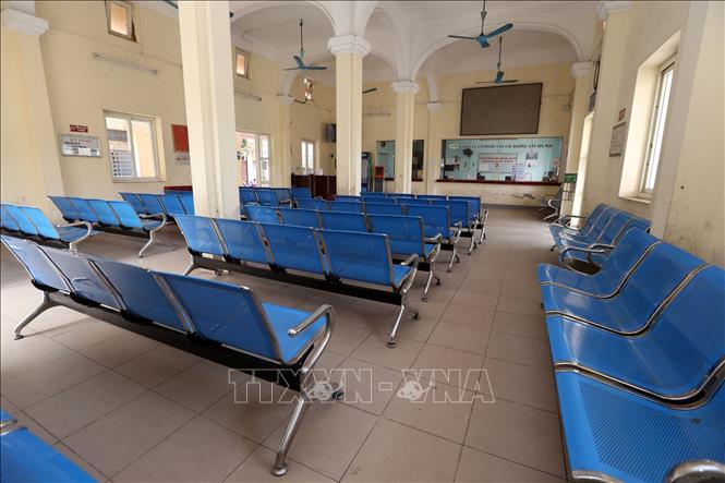 Trong ảnh: Phòng đợi tàu ga Gia Lâm với những hàng ghế trống không. Ảnh: Anh Tuấn – TTXVN