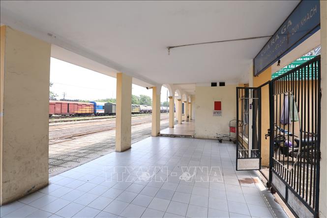 Trong ảnh: Cửa ga Gia Lâm vắng bóng khách đi tàu vào ra. Ảnh: Anh Tuấn – TTXVN