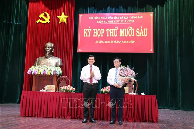 Trong ảnh: Bí thư Tỉnh ủy Nguyễn Hồng Lĩnh tặng hoa chúc mừng ông Lê Ngọc Khánh được bầu làm Phó Chủ tịch UBND tỉnh. Ảnh: Mạnh Dương-TTXVN