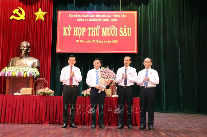 Trong ảnh: Lãnh đạo tỉnh chúc mừng đồng chí Lê Ngọc Khánh được bầu làm Phó Chủ tịch UBND tỉnh. Ảnh: Mạnh Dương-TTXVN