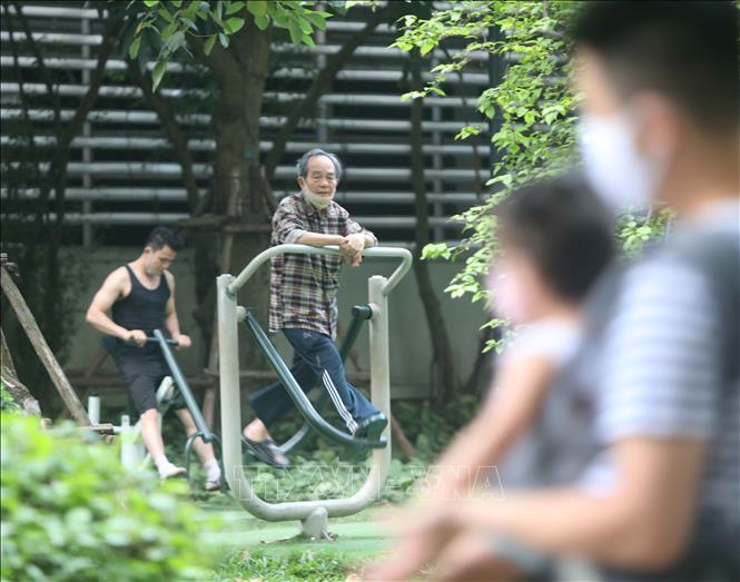 Trong ảnh: Người dân tập thể dục vào cuối giờ chiều ngày 20/4 (ảnh chụp lúc 17h34p). Ảnh: Thanh Tùng - TTXVN