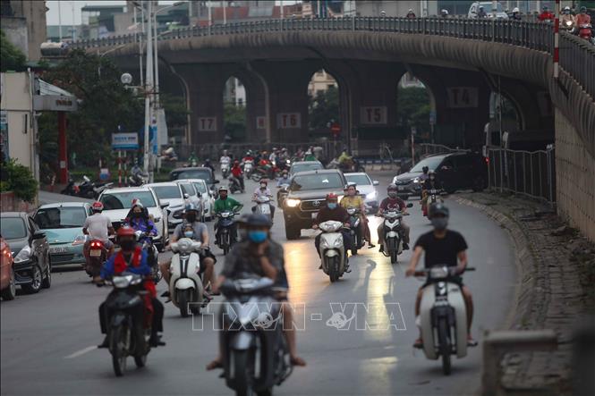 Trong ảnh: Người và phương tiện giao thông di chuyển khá đông cuối chiều ngày 20/4 tại Hà Nội (ảnh chụp lúc 18h03p). Ảnh: Thanh Tùng - TTXVN
