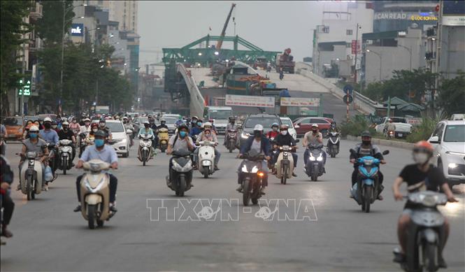 Trong ảnh: Lượng người và phương tiện tham gia giao thông cuối chiều ngày 20/4 tại Hà Nội khá đông đúc (ảnh chụp lúc 17h59p). Ảnh: Thanh Tùng - TTXVN